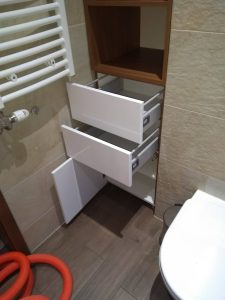 Dolna część posiada dwie szuflady oraz niewielką szafkę rozwierną, aby jeszcze wygodniej uporządkować rzeczy w łazience.